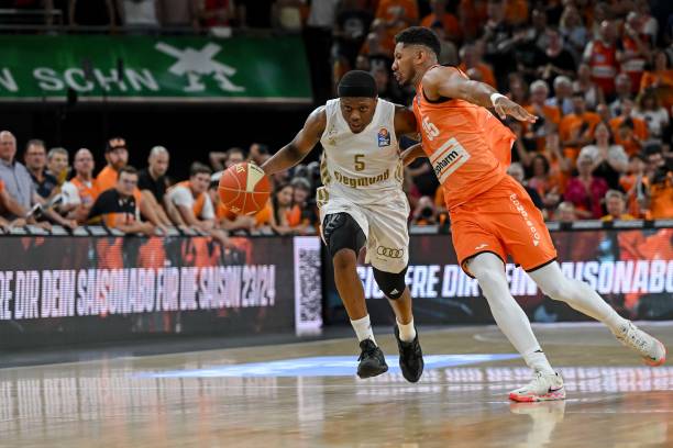 尽管梅努与 尽管梅努与